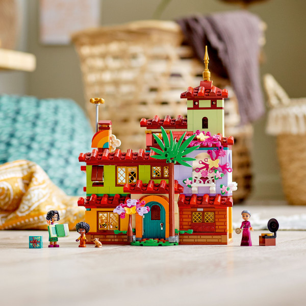 Фото - Конструктор LEGO Disney Дом семьи Мадригал (43202)