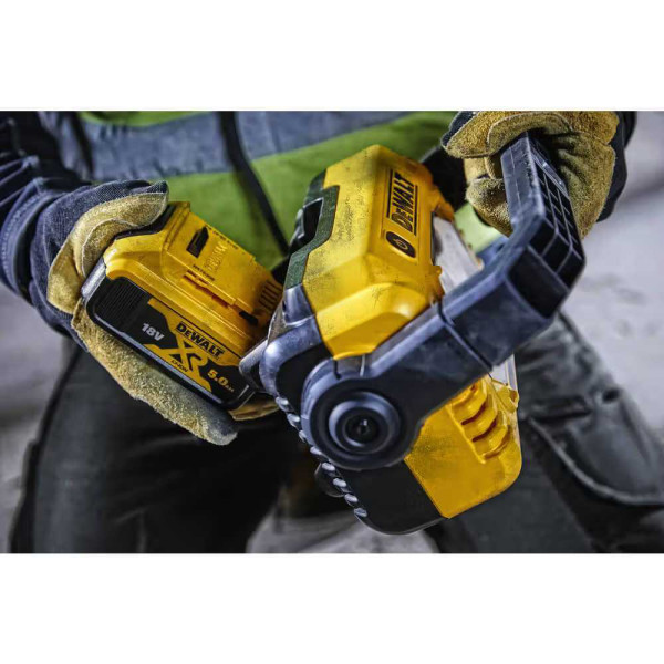Фото - Фонарь аккумуляторный DeWALT 10.8/12/18В XR Li-Ion (DCL077)