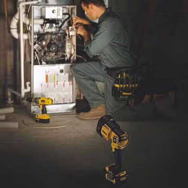 Фото - Фонарь аккумуляторный DeWALT 18В XR Li-Ion (DCL043)