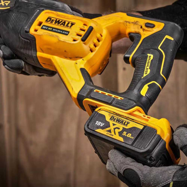 Фото - Пила сабельная DeWALT 18 В XR Li-lon (DCS382N)