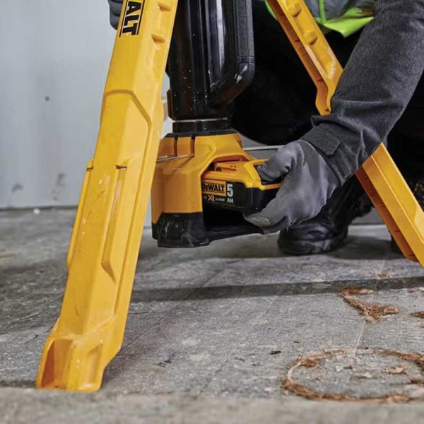 Фото - Фонарь аккумуляторный DeWALT 18В XR Li-Ion (DCL079)