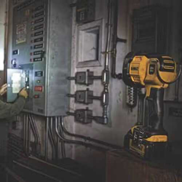 Фото - Фонарь аккумуляторный DeWALT 18В XR Li-Ion (DCL043)
