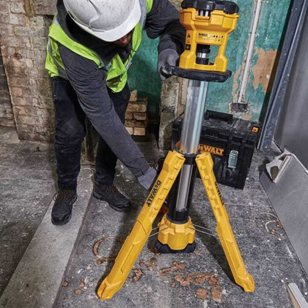 Фото - Фонарь аккумуляторный DeWALT 18В XR Li-Ion (DCL079)