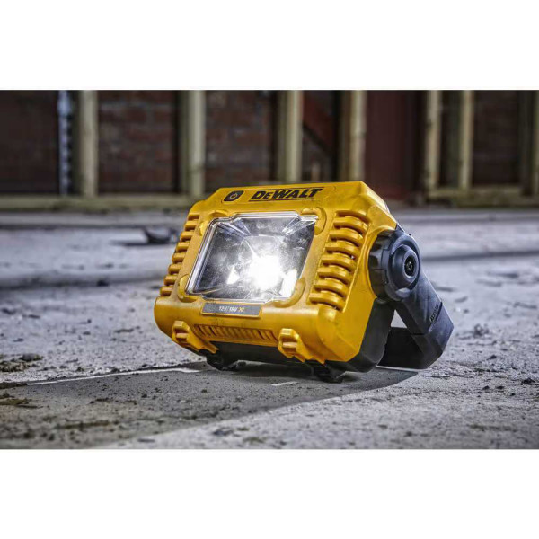 Фото - Фонарь аккумуляторный DeWALT 10.8/12/18В XR Li-Ion (DCL077)