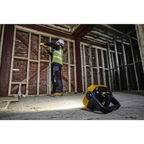 Фото - Фонарь аккумуляторный DeWALT 10.8/12/18В XR Li-Ion (DCL077)