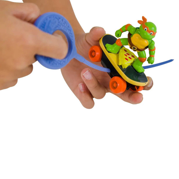 Фото - Коллекционная интерактивная фигурка TMNT Скейтбордист с лаунчером Микеланджело (71041)