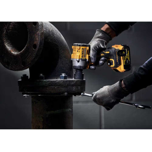 Фото - Гайковерт аккумуляторный DeWALT DCF923N
