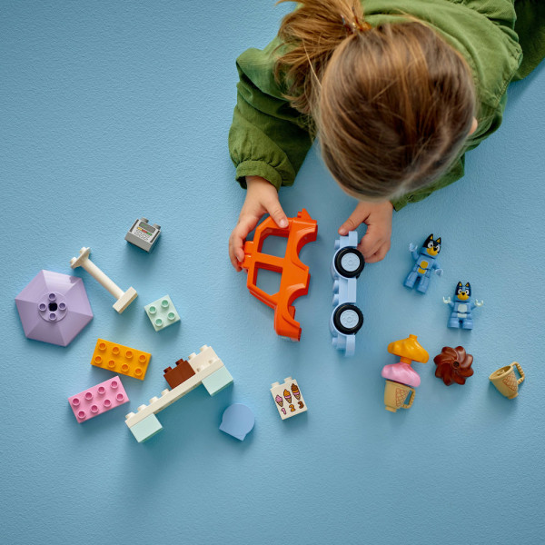 Фото - Конструктор LEGO DUPLO Bluey Путешествие с мороженым с Блуи (10458)