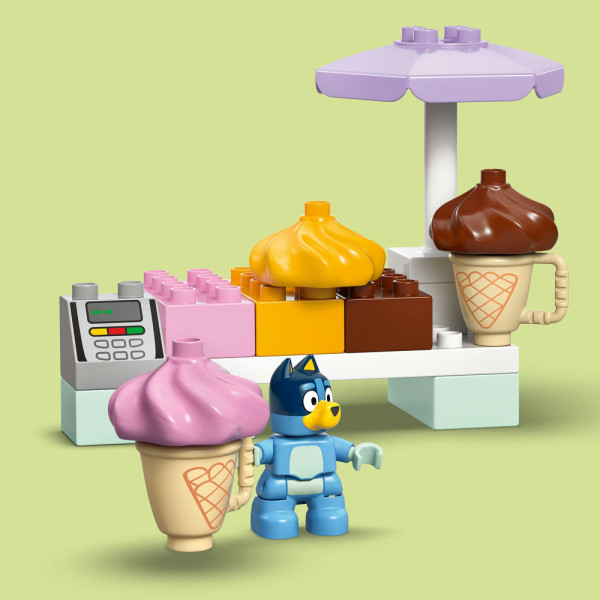 Фото - Конструктор LEGO DUPLO Bluey Путешествие с мороженым с Блуи (10458)