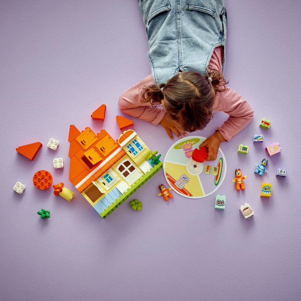 Фото - Конструктор LEGO DUPLO Bluey Семейный дом Блуи с игрой на запоминание (10459)