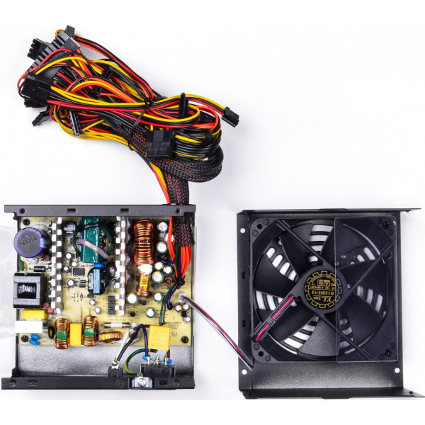 Фото - Блок питания для ПК QUBE 700W 80+ Bronze (QBC-GPM-700W-80B)