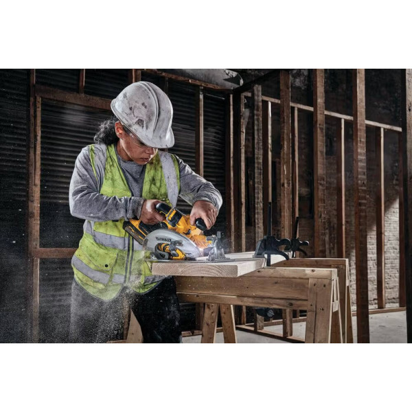 Фото - Пила дисковая DeWALT 18В XR Li-lon FLEXVOLT ADVANTAGE (DCS573NT)