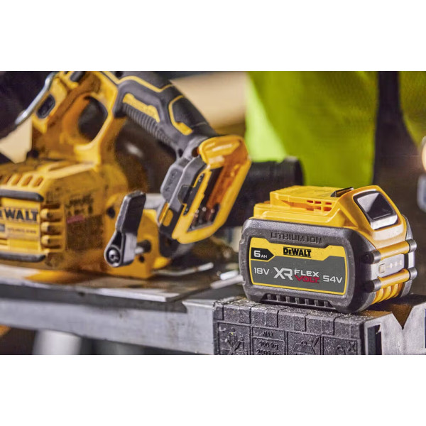 Фото - Пила дисковая DeWALT 18В XR Li-lon FLEXVOLT ADVANTAGE (DCS573NT)