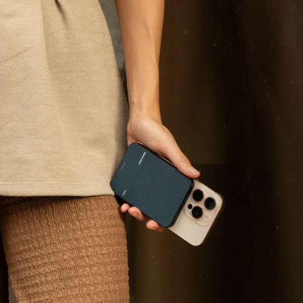 Фото - Батарея мобильная Native Union (Re) Classic Magnetic Power Bank 5 000mAh Navy (PB-5KMS-NAV)