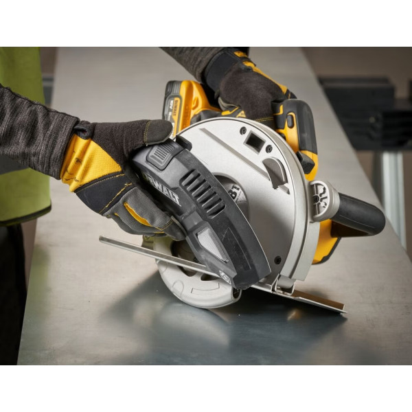 Фото - Пила дисковая DeWALT DCS383H2