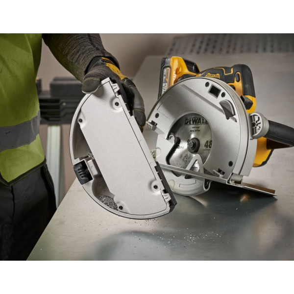 Фото - Пила дисковая DeWALT DCS383H2