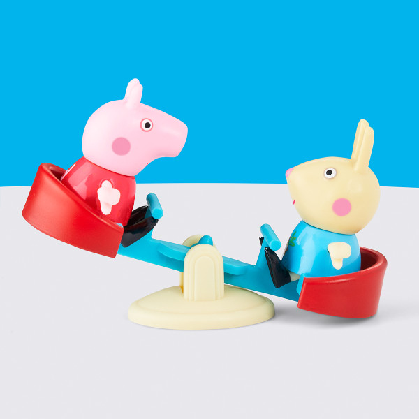 Фото - Набор игровых фигурок Peppa Pig FIGURINES серии Моменты с Пеппой – ПРИКЛЮЧЕНИЯ НА КАЧЕЛЯХ (G1857)