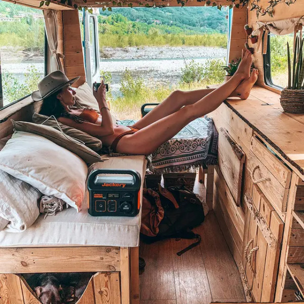 Фото - Зарядная станция универсальная Jackery Explorer 240 EU