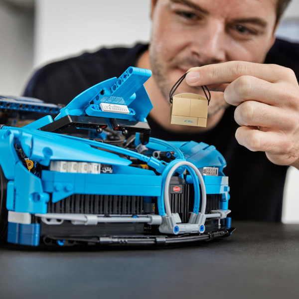 Фото - Конструктор LEGO Technic Автомобиль Bugatti Chiron (42083)