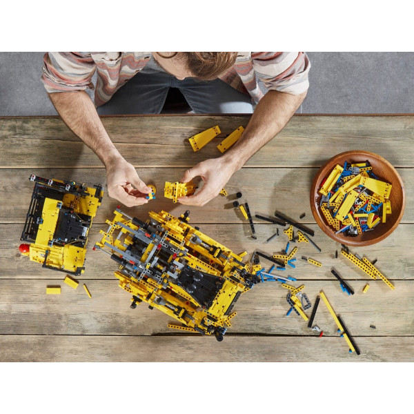 Фото - Конструктор LEGO Technic Бульдозер Cat D11 на пульте управления (42131)