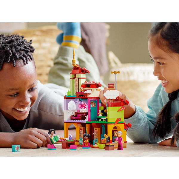 Фото - Конструктор LEGO Disney Дом семьи Мадригал (43202)
