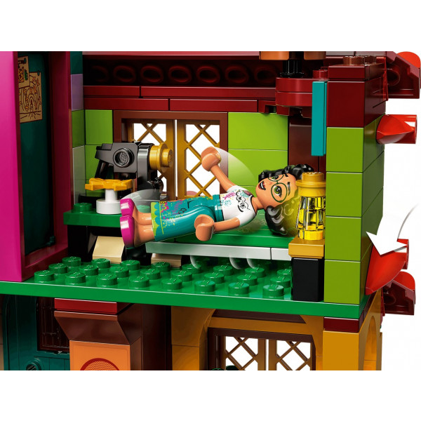 Фото - Конструктор LEGO Disney Дом семьи Мадригал (43202)