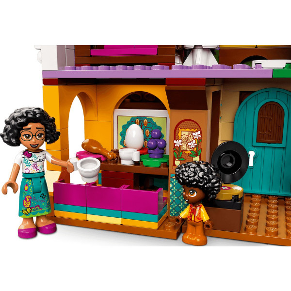 Фото - Конструктор LEGO Disney Дом семьи Мадригал (43202)