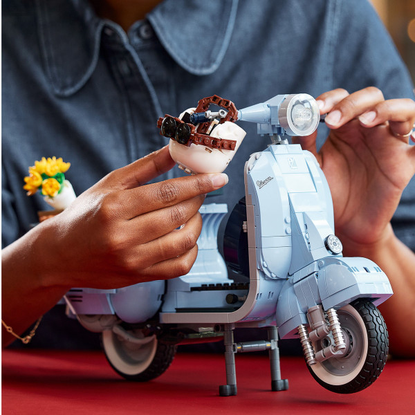 Фото - Уценка - Конструктор LEGO Icons Vespa 125 (10298)