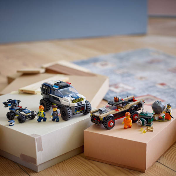 Фото - Конструктор LEGO City Полицейское преследование на внедорожниках (60449)