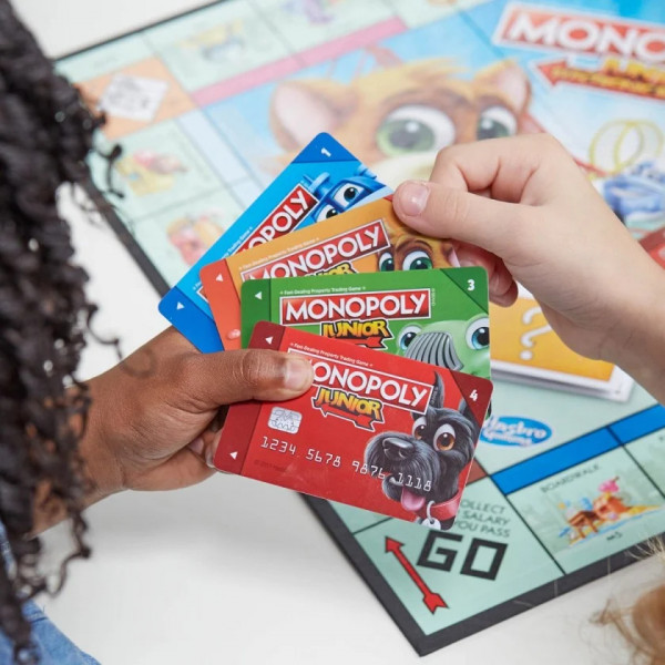 Фото - Настольная игра Hasbro Моя первая Монополия с банковскими картами (E1842)