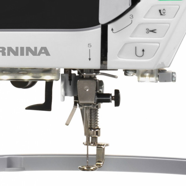 Фото - Швейно-вышивальная машина Bernina 590
