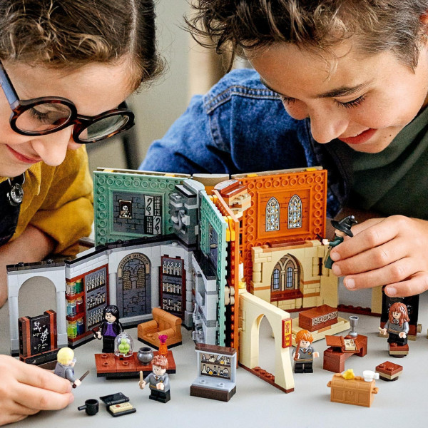 Фото - Конструктор LEGO Harry Potter В Хогвартсе урок зельеварения (76383)