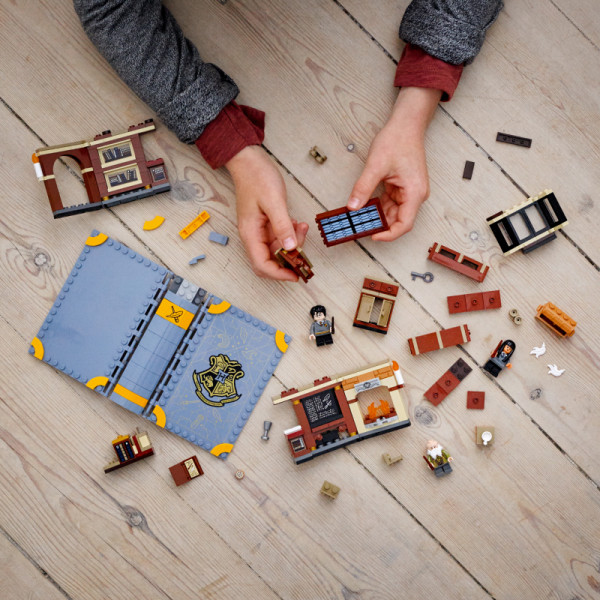 Фото - Конструктор LEGO Harry Potter В Хогвартсе урок заклинаний (76385)