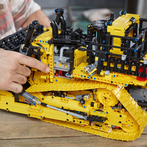 Фото - Конструктор LEGO Technic Бульдозер Cat D11 на пульте управления (42131)