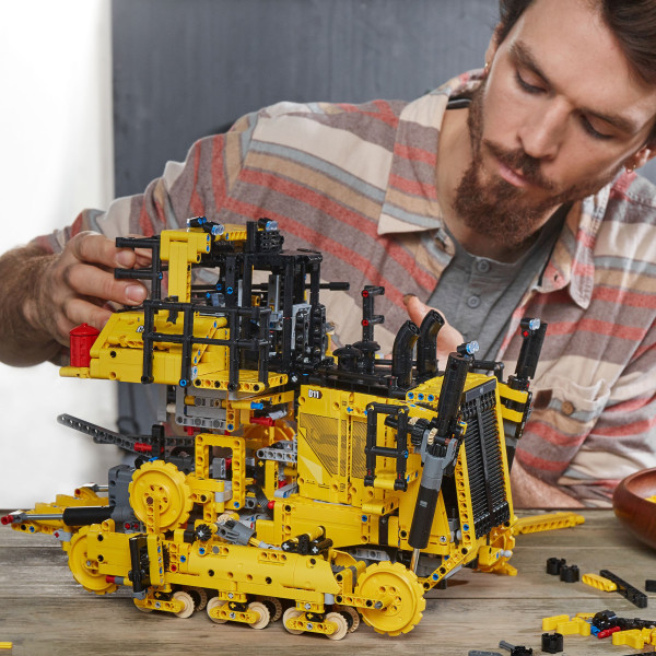 Фото - Конструктор LEGO Technic Бульдозер Cat D11 на пульте управления (42131)