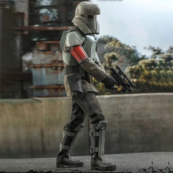 Фото - Коллекционная фигурка Hot Toys MANDALORIAN Transport Trooper - Scale 1/6 38,1 см (907512)