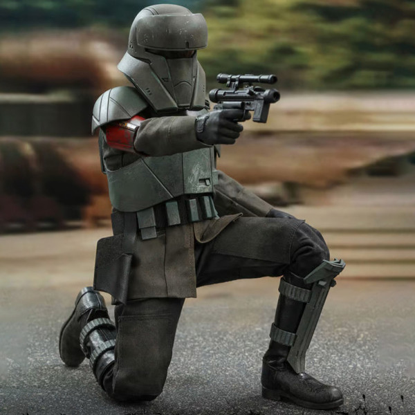 Фото - Коллекционная фигурка Hot Toys MANDALORIAN Transport Trooper - Scale 1/6 38,1 см (907512)
