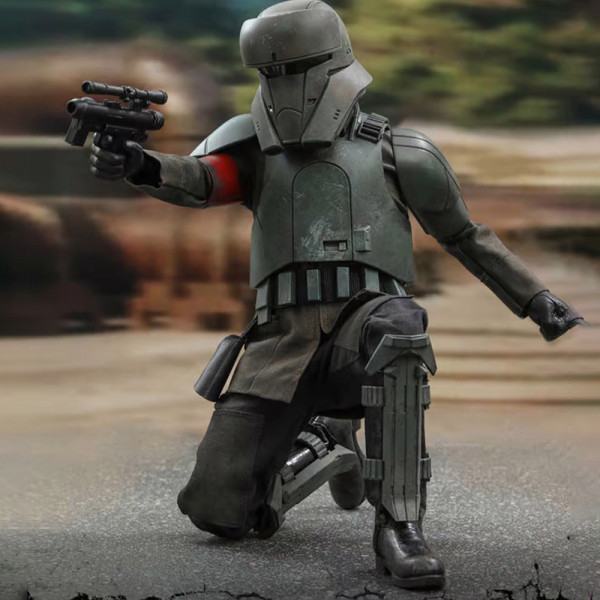 Фото - Коллекционная фигурка Hot Toys MANDALORIAN Transport Trooper - Scale 1/6 38,1 см (907512)