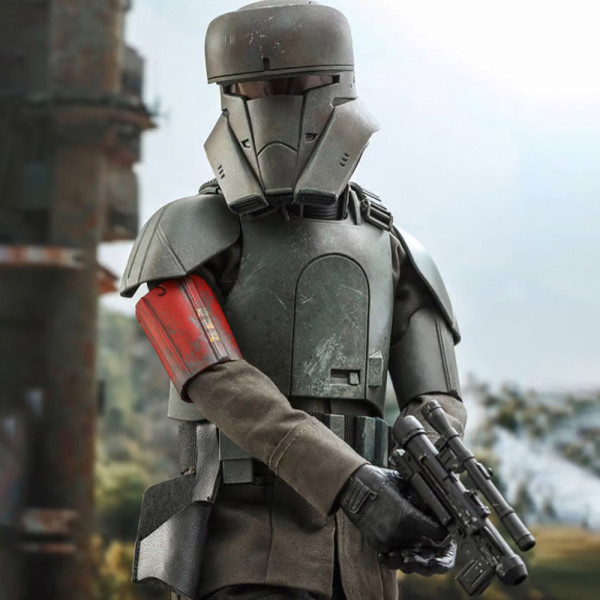 Фото - Коллекционная фигурка Hot Toys MANDALORIAN Transport Trooper - Scale 1/6 38,1 см (907512)