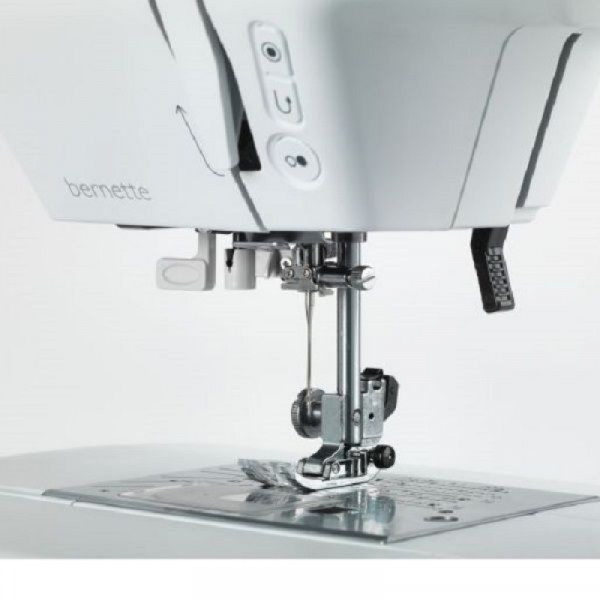 Фото - Швейная машина Bernina Bernette B38