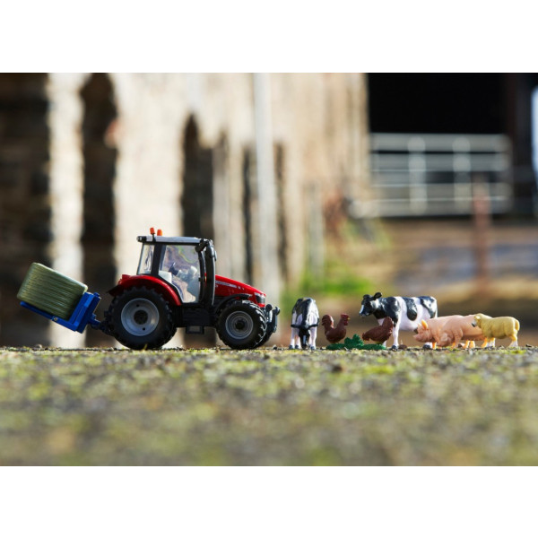 Фото - Наземная спецтехника Britains Модель трактора Massey Ferguson 5612 с вилами и фигурками 1:32 (43205)