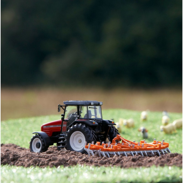 Фото - Коллекционная сельскохозяйственная техника Britains Трактор Massey Ferguson 6290 с культиватором 1:32 (43335)