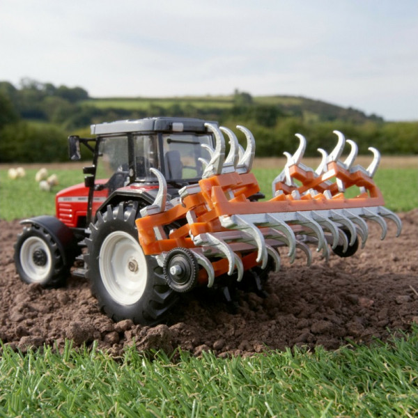 Фото - Коллекционная сельскохозяйственная техника Britains Трактор Massey Ferguson 6290 с культиватором 1:32 (43335)