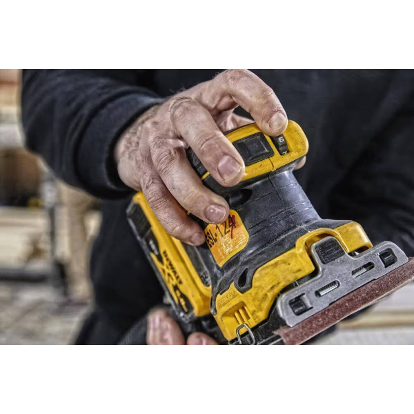 Фото - Виброшлифовочная машина DeWALT 18 В XR Li-lon (DCW200NT)