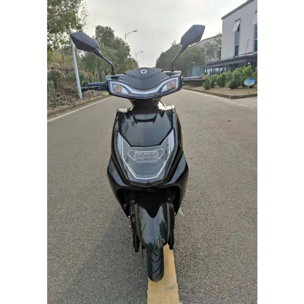 Фото - Электроскутер YADEA LUNA Black