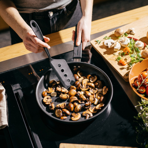 Фото - Лопатка кухонная Fiskars Essential 38 см (1079060)