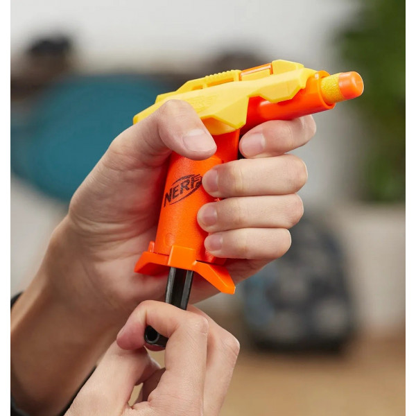 Фото - Бластер однозарядный Hasbro Nerf Страйк Лункс и Стингер (E7579)