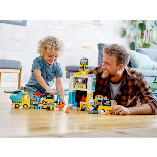 Фото - Конструктор LEGO Duplo Town Подъемный кран и строительство 123 детали (10933)
