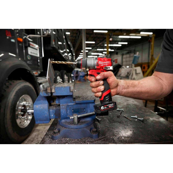 Фото - Дрель-шуруповерт Milwaukee M12 FPD2-402X (4933479869)
