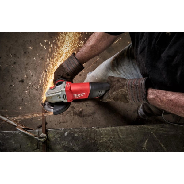 Фото - Болгарка Milwaukee AGV 13-125 XSPDEB с AVS тормозом и лопаточным выключателем (4933464998)